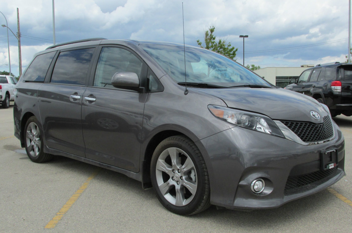 Cho thuê xe Toyota Sienna 7 chỗ đi Sa Đéc